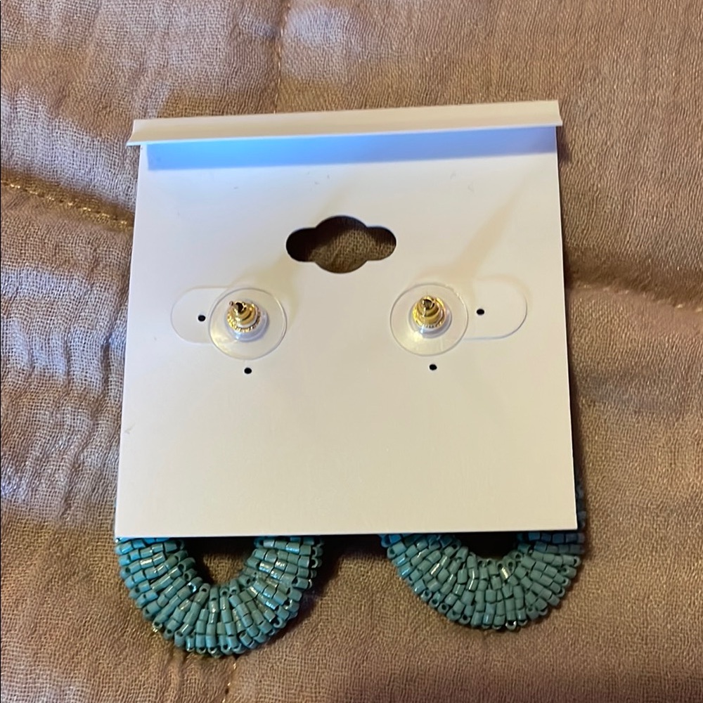 NWOT Beautiful Lightweight Natasha Couture Blue Beaded Earrings!! - Picture 5 of 6